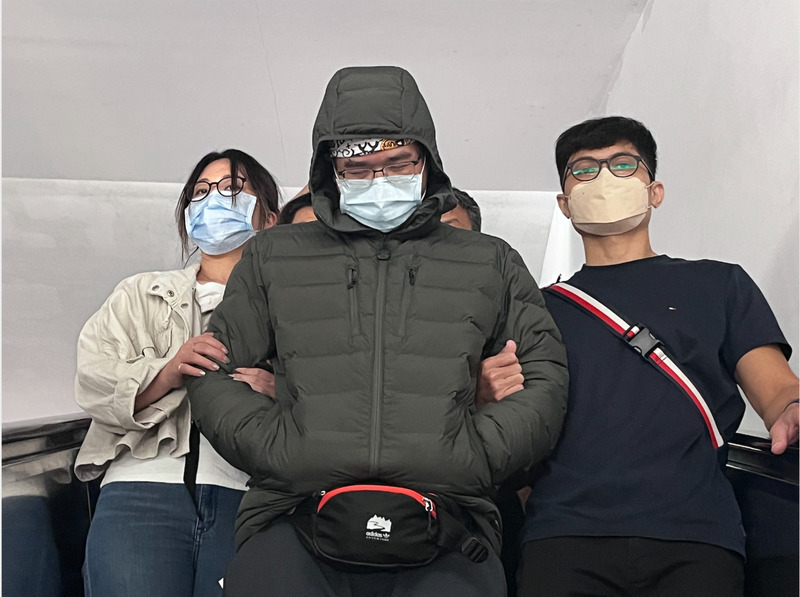 Linbay好油版主林裕紘返台不發一語 桃警帶回偵訊