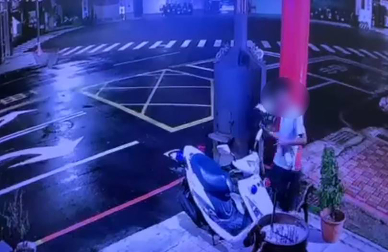 不滿友人酒駕被逮 男灌沙土進警安全帽遭送辦