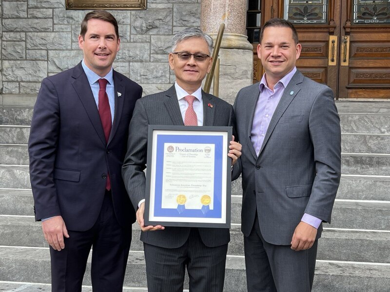 紐約雪城市府升旗慶雙十 友台情誼歷久彌堅