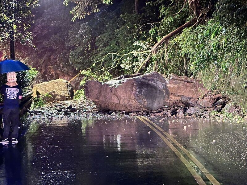 新北石碇106乙線7公里處噸級石塊崩落 交通中斷