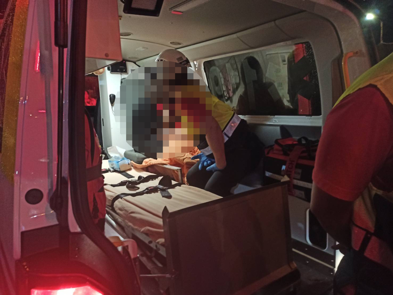 宜蘭舊大溪漁港車落海 移工救3人上岸無大礙