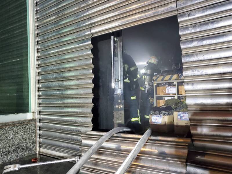 北市內湖店家疑遭人放爆裂物起火 警鎖定犯嫌