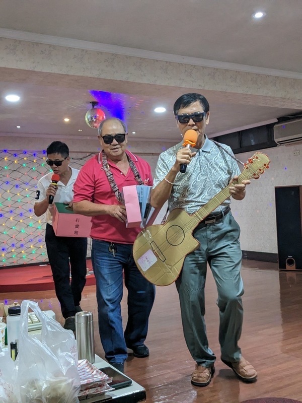 高雄社大流行音樂班成果展 面紙盒、回收紙做樂器