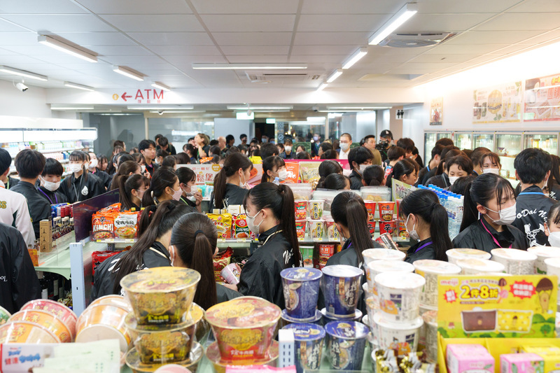 翡翠騎士深夜完成逛台灣7-11心願 高鐵站快閃演出