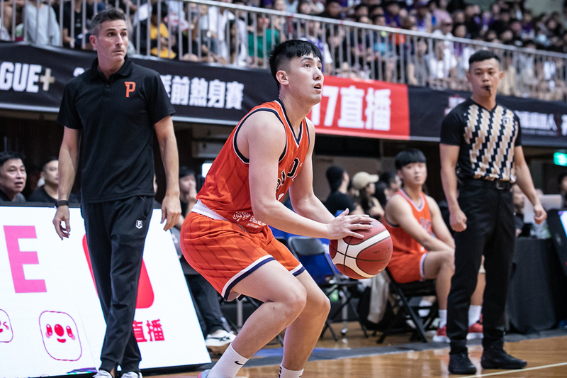 PLG熱身賽領航猿不敵勇士 教練怒轟裁判不公