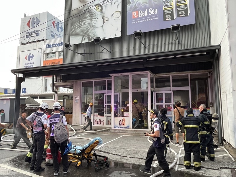 高雄鳳山區水族館火警 救出1人送醫