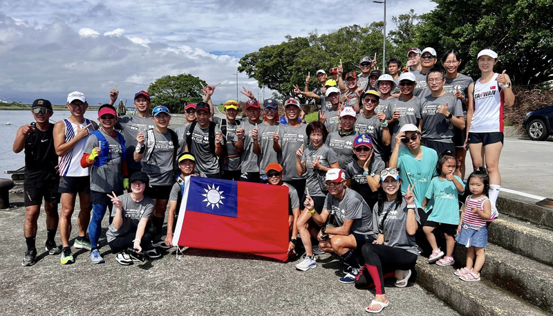 奔向海拔3536公尺南湖北山 頂峰升旗祝國慶