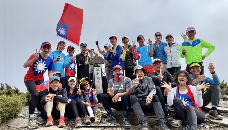 21名跑者登海拔3536公尺南湖北山 舞國旗慶雙十