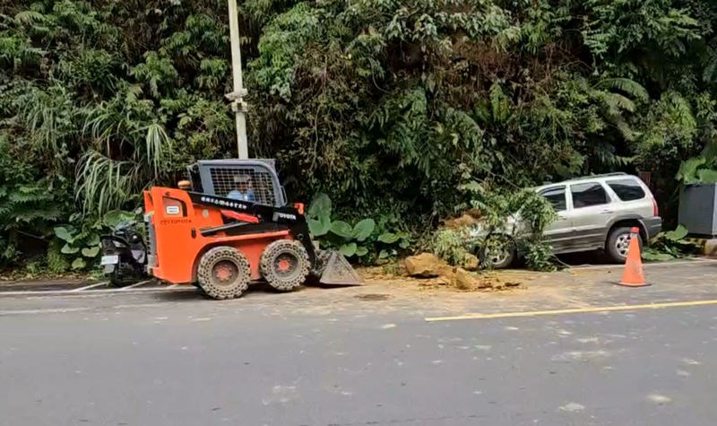 基隆東勢街邊坡又崩塌 石塊砸中休旅車幸無人傷