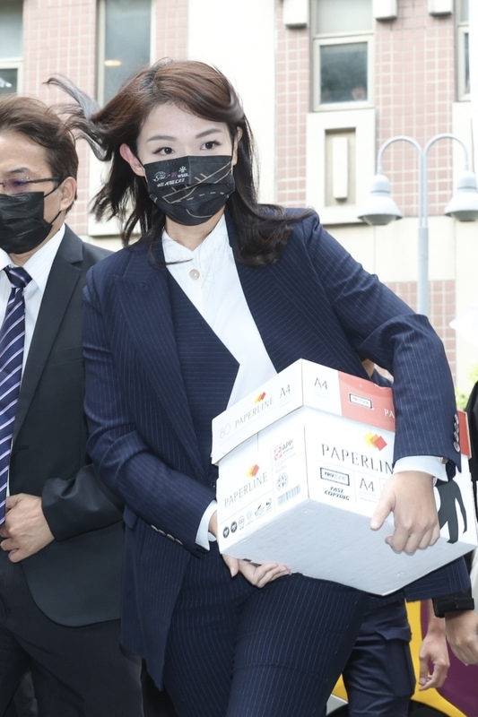 涉貪案抱資料出庭 高虹安：助理工作及加班證據