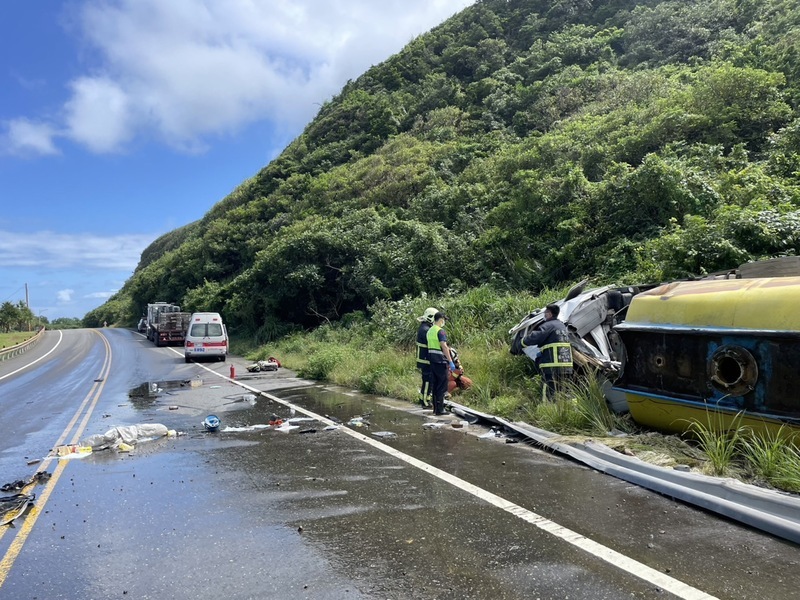載運漂白水槽車貢寮台2線翻覆 駕駛救出命危