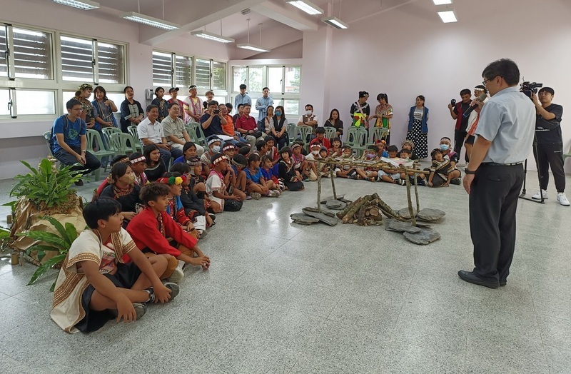 南投久美國小裝修圖書室 林業署助供優質國產木