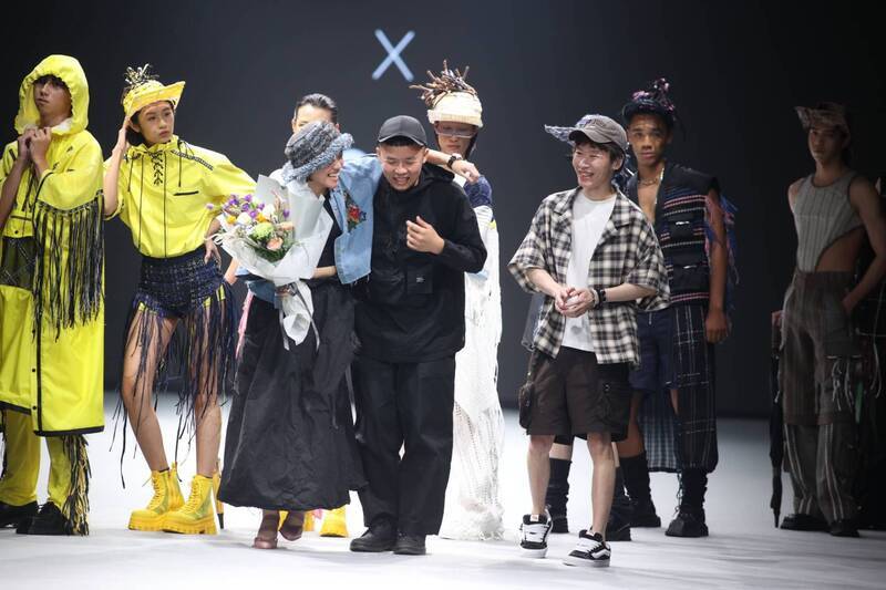 大學同窗聯手 纖維技藝絲絲入扣化時裝