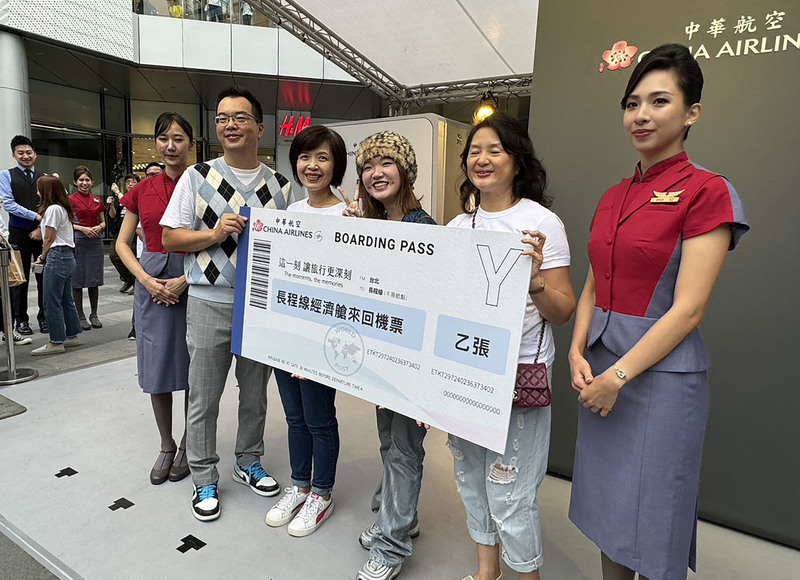 華航飛機艙門搬到信義區 邀民眾體驗抽獎送機票