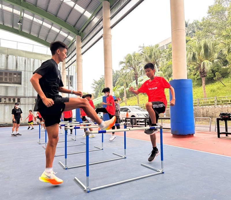 長榮航城市觀光馬拉松巡迴到基隆 6校參與訓練