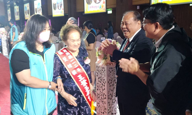 澎湖表揚銀髮楷模 陳光復：長者是家庭與社會桶箍