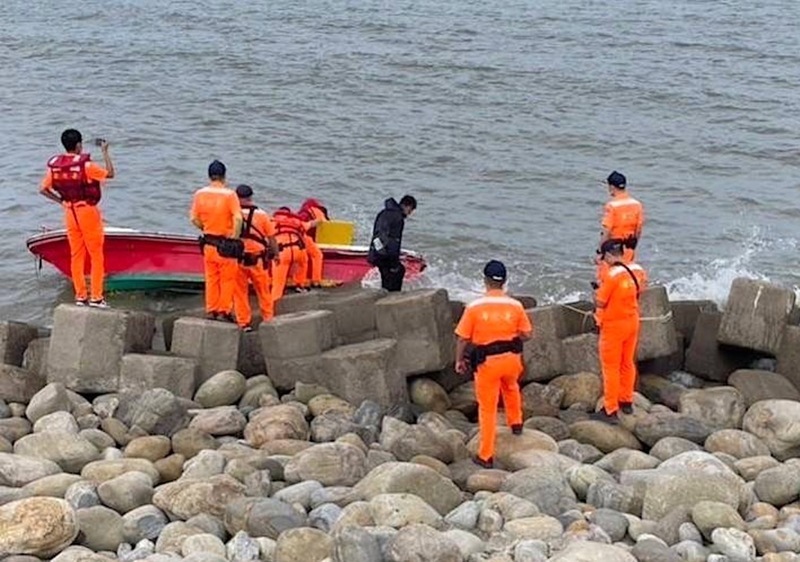 男子疑偷渡擱淺苗栗海邊 海巡逮捕送辦