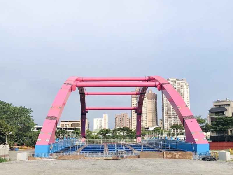 高雄龍德新路向東延伸計畫 橋梁工程吊裝完成