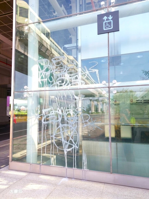 中捷大慶站電梯玻璃帷幕遭塗鴉 南非男辯一時技癢