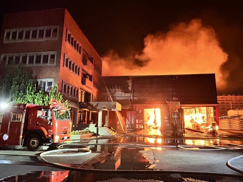 桃園觀音區紙業公司火災 火勢猛烈消防人員搶救中