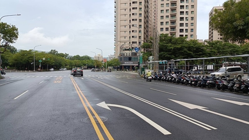 標線改造 高市明誠美術東二路口增設左轉附加車道