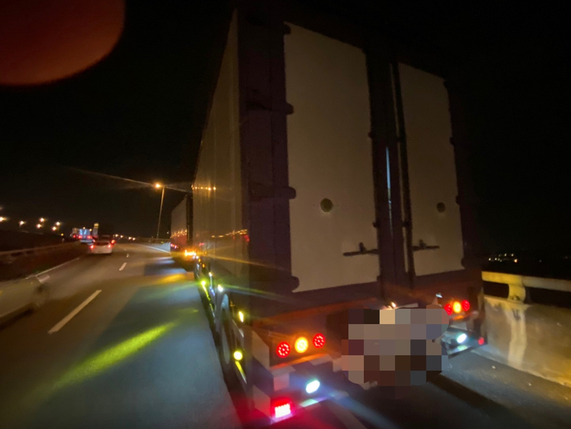 聯結車貨物未固定好掉落 造成國道匝道大塞車