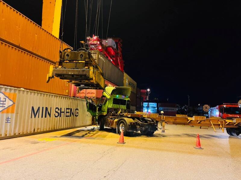 曳引車基隆港區迴轉撞天車吊具 駕駛受困無大礙