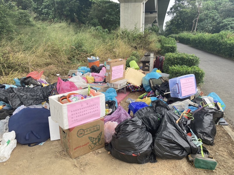 彰化男子稱遭房東趕出 物品搬到高鐵高架橋下為家