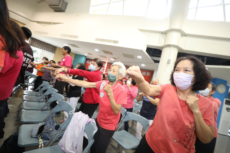 高市開辦10處銀髮健身房 引進智能設備專屬個人磁扣