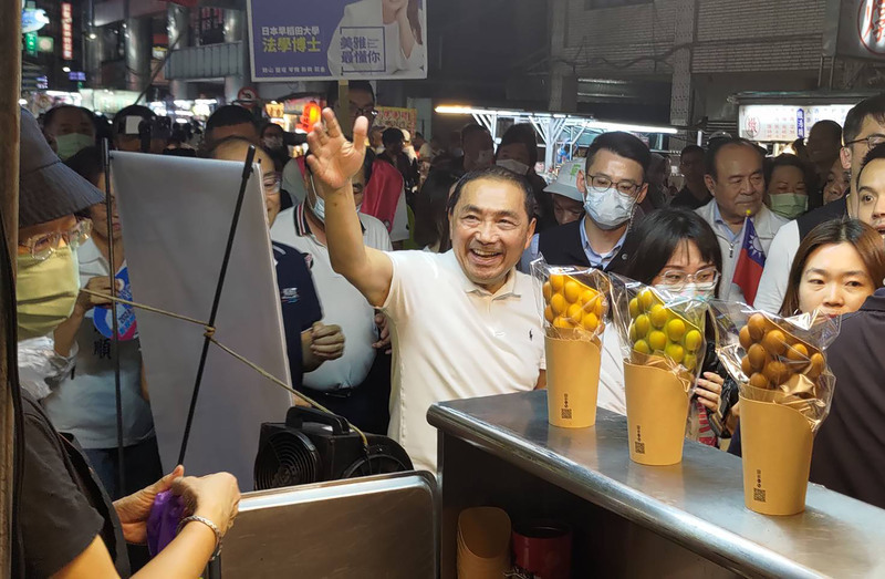 侯友宜訪高雄六合夜市 促開放兩岸觀光