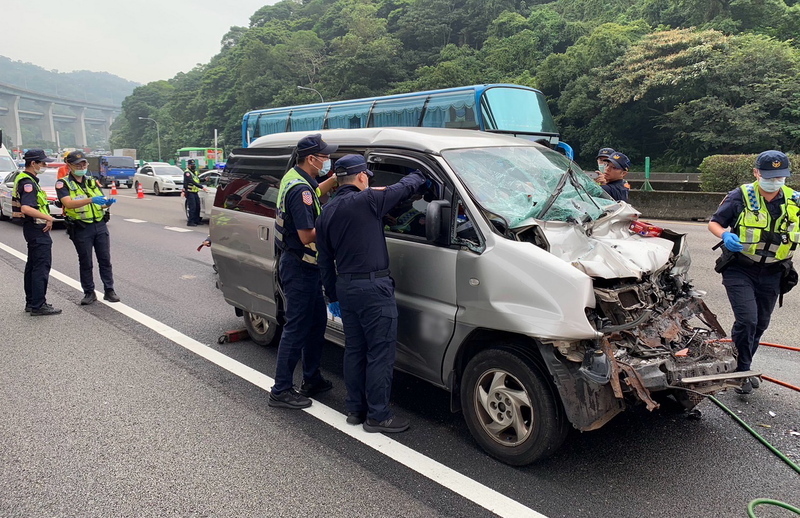 國1林口路段車禍 小貨車駕駛追撞送醫不治
