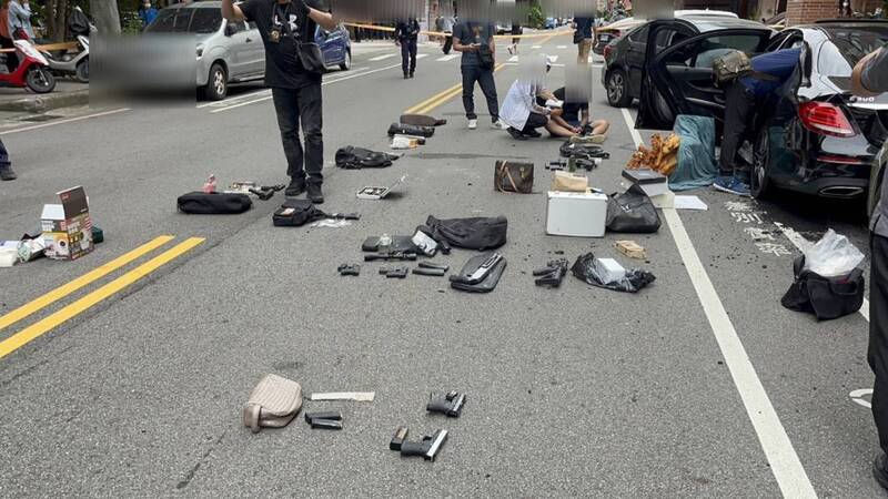 中市警圍捕2男遭衝撞 開1槍壓制起出大批軍火