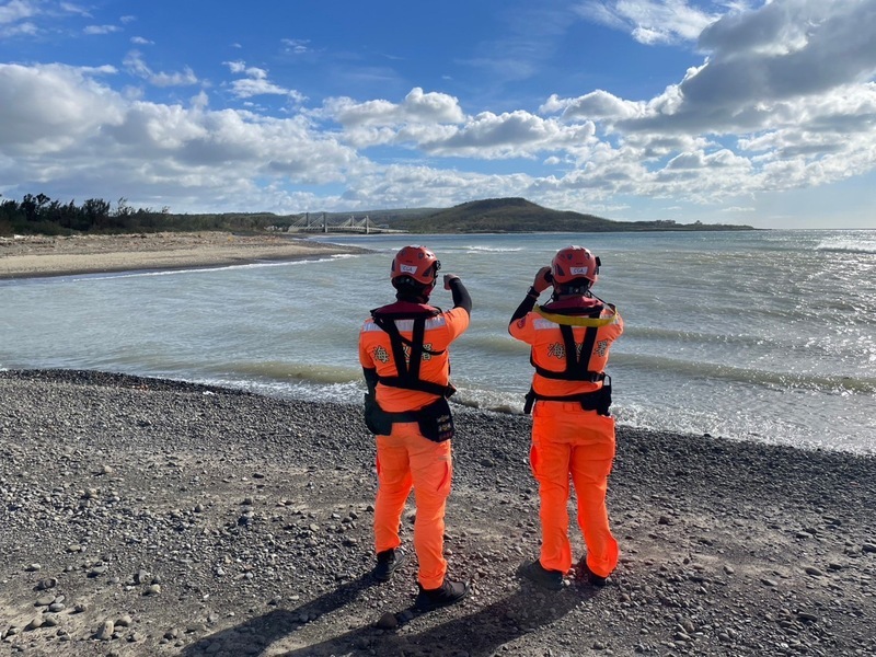 屏東遊艇竹坑海域翻覆船長失蹤 海陸空搜救