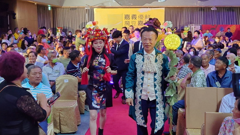 突破傳統嘉義水果月曆青農時尚入鏡 推銷農特產