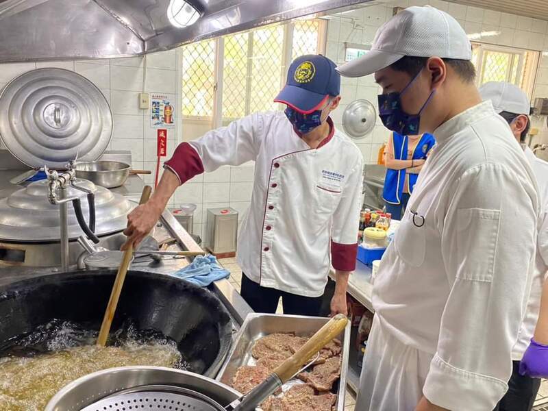 重陽節不孤獨 邀澎湖老人之家長者品嚐美味料理