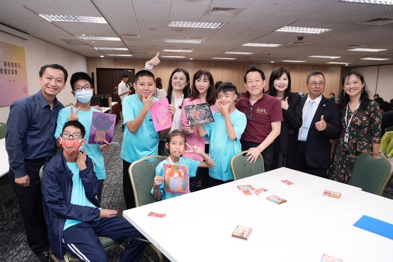 藝術教育日推文化平權 邀聽障生觀展並創作肖像畫