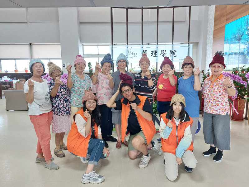 北醫大青銀攜手做公益 織毛帽圍巾送暖原鄉長者