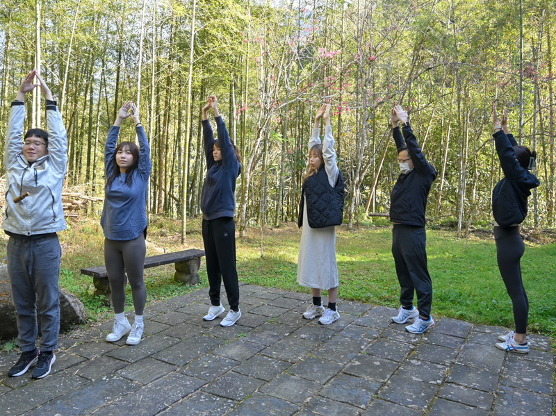 森林療癒師引導人在森林五感體驗 感受自然紓壓