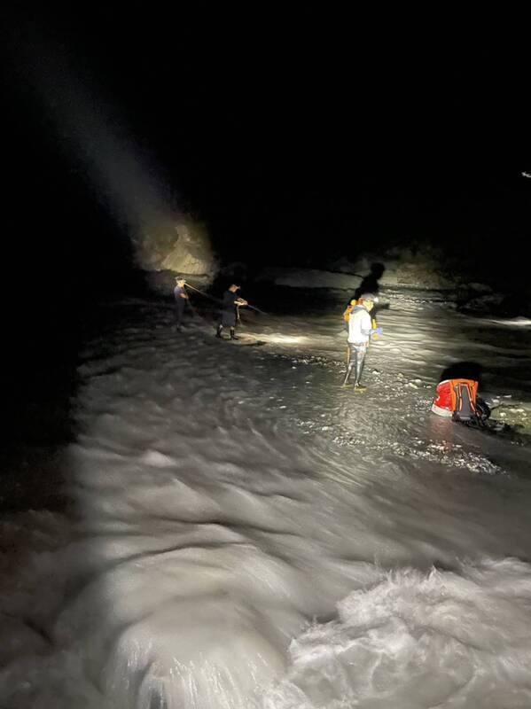 遊客至花蓮山風瀑布溪降 6人違反國家公園法挨罰