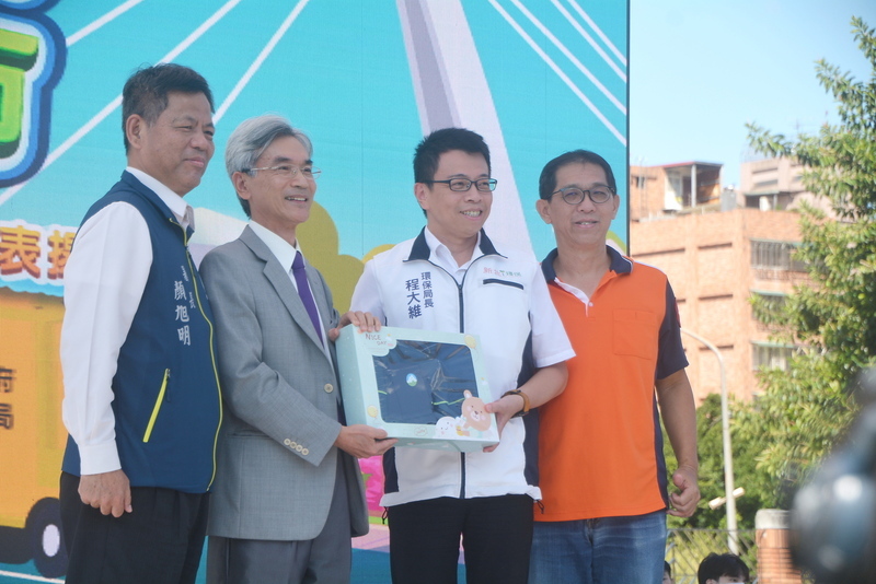 祝賀清潔隊員節 環境部長致贈保暖背心與袖套