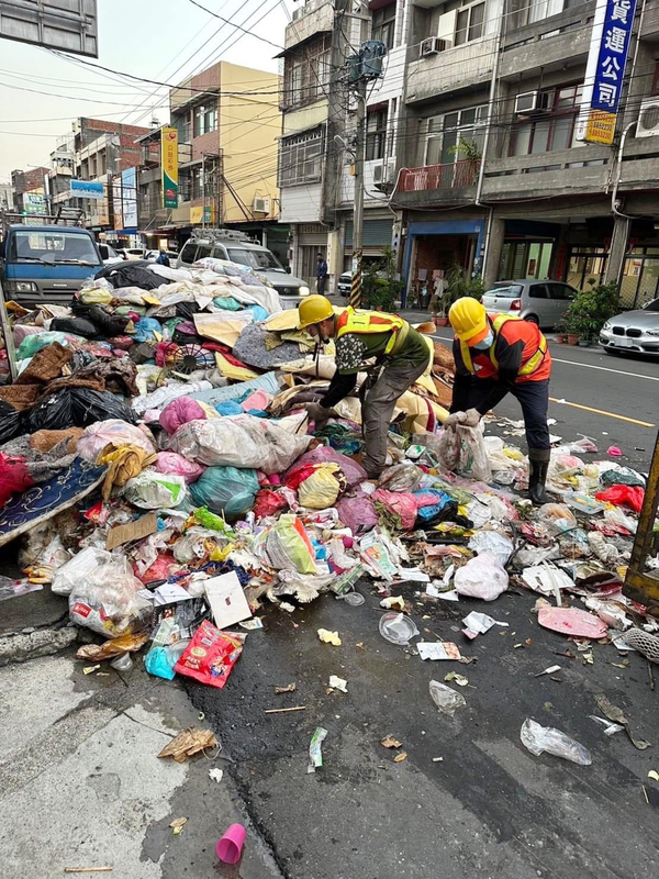 彰化溪湖垃圾車竄白煙 疑民眾丟鋰電池惹禍