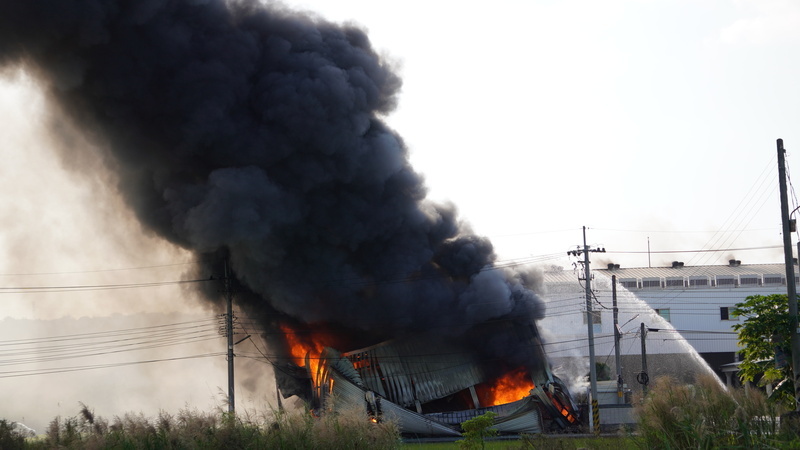 彰化芬園木材工廠大火 濃煙竄天際數公里外可見