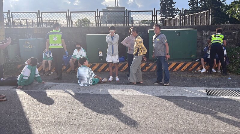 載學生休旅車與小客車相撞 駕駛命危、7學生受傷