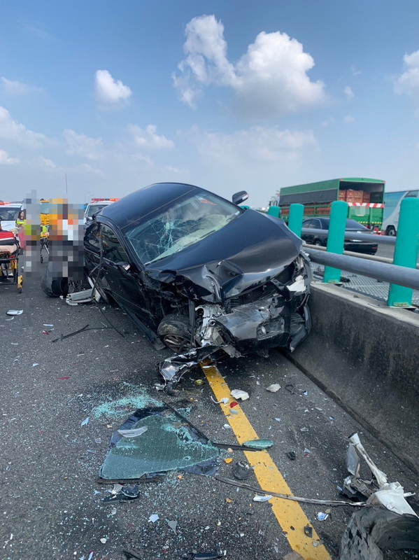 國道1號台南路段3車追撞 1人送醫