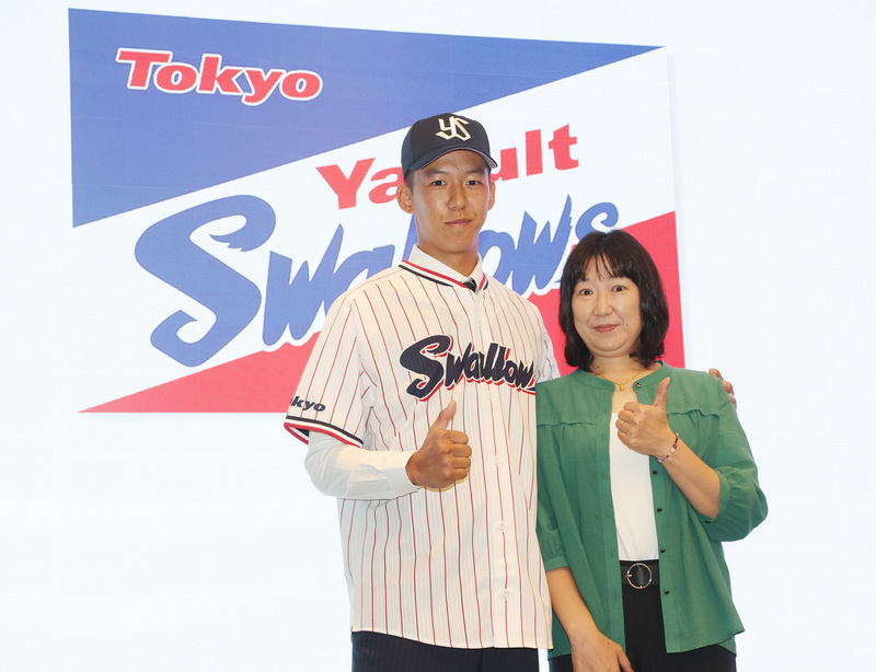 徐翔聖獲養樂多指名 阪神虎迷媽媽穿綠衣喊支持