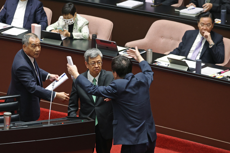 費鴻泰質詢邱國正爆口角 陳建仁當和事佬緩頰