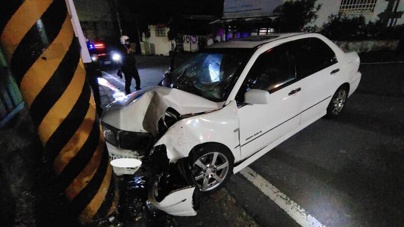 夫酒後開車自撞電桿 遭通緝妻子身分曝光被逮