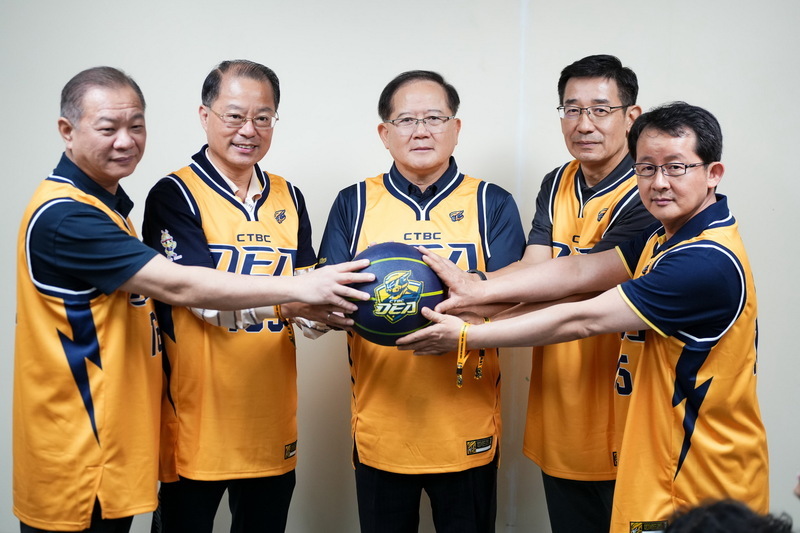 宣傳165反詐專線 警署長主持T1聯盟開幕戰開球