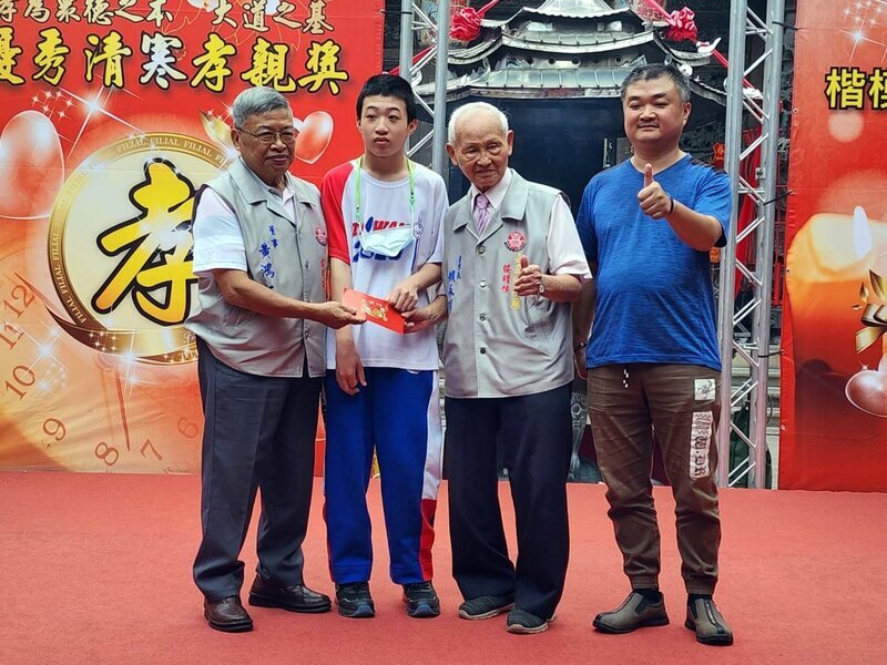嘉義城隍廟表揚逆境學子 遲緩兒成為疊杯國手報父恩