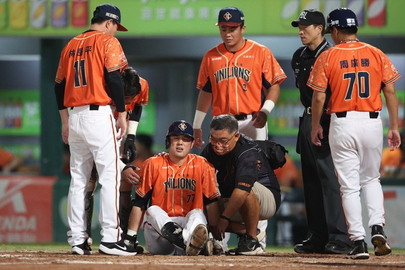 林安可先天二分髕骨非骨折 左膝挫傷腫脹待觀察